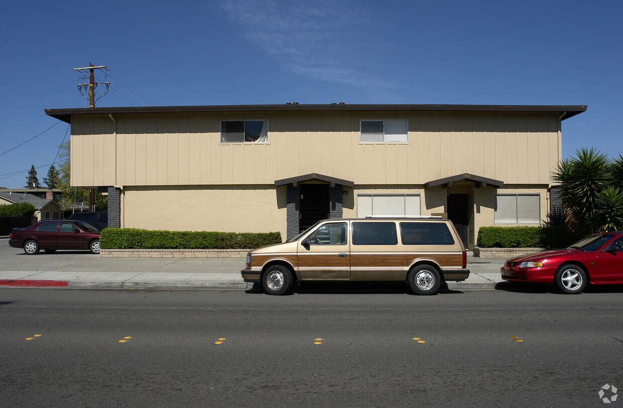 Foto del edificio - 162 Roosevelt Ave