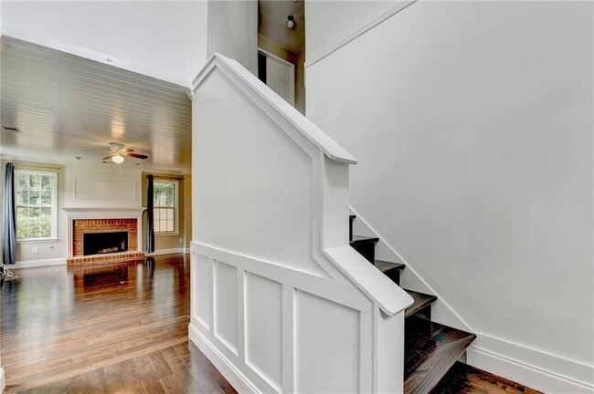 Building Photo - 725 Manor Glen Dr NW