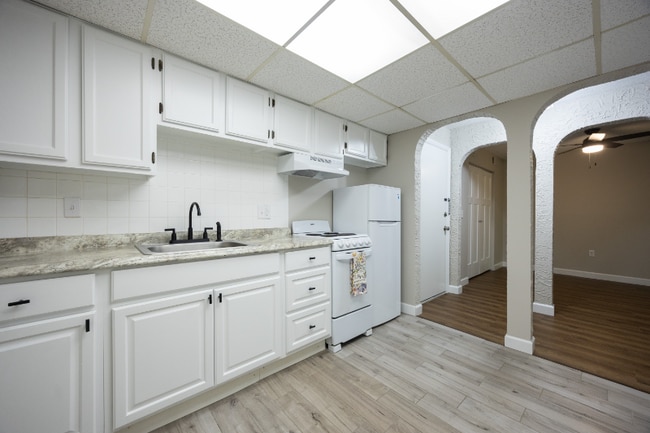 Building Photo - 23 Shadowbrook Ln