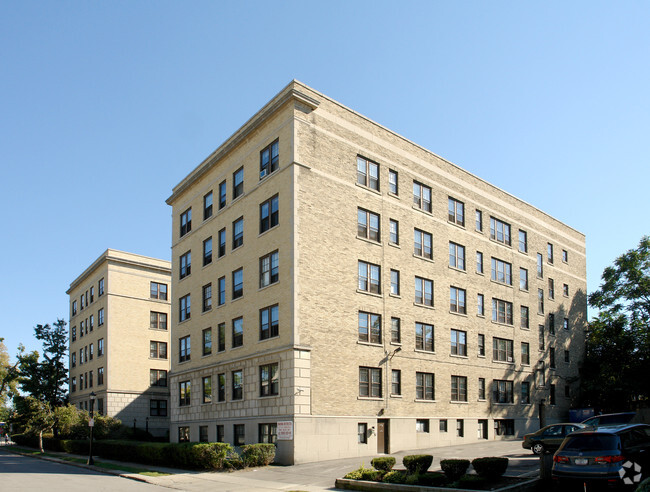 Building Photo - Commodore Apartments