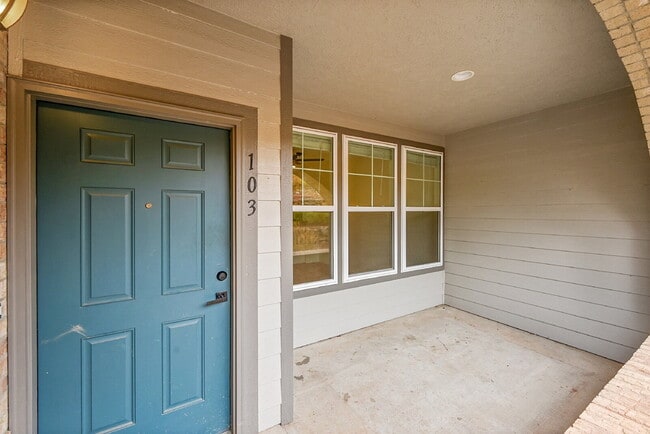 Building Photo - $2,350 - 2 Bed, 2 Bath Condo in Aurora wit...
