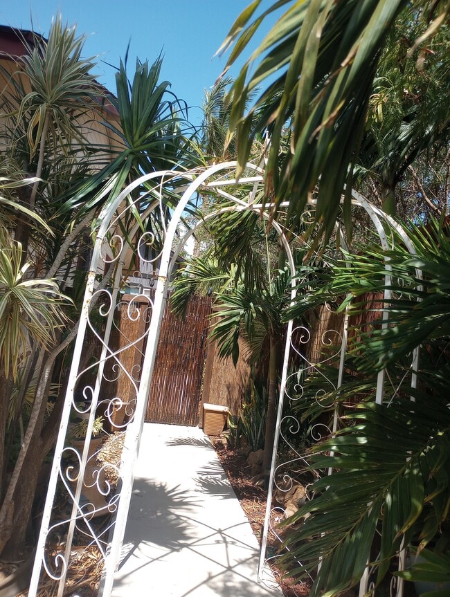 La segunda puerta lateral conduce de regreso al patio trasero/su pequeña unidad. - 281 Kaikea St