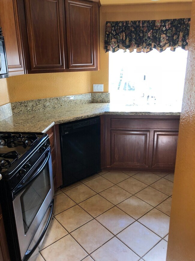 Foto del edificio - 2 Bed, 2.5 Bath Two-Story Condo with Garage