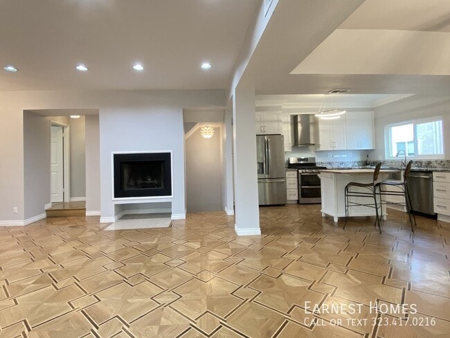 Building Photo - 3+2.5 Charming End-Unit Townhouse in Valle...