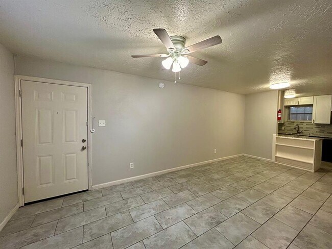 Building Photo - 3318 N MacGregor Way