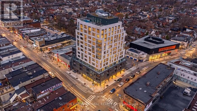 Building Photo - 758 Dovercourt Rd