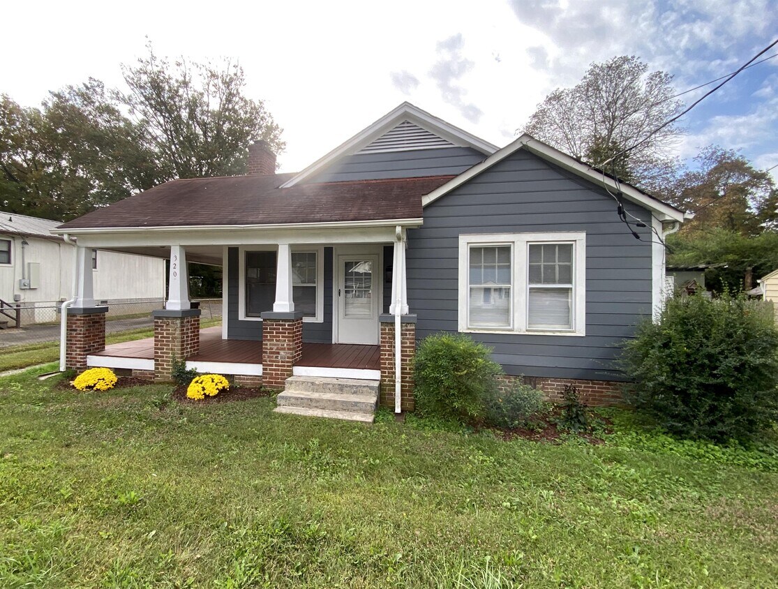 Foto principal - 320 W Clemmonsville Rd