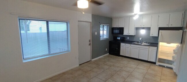 Foto del edificio - 820 Apache Ave NW