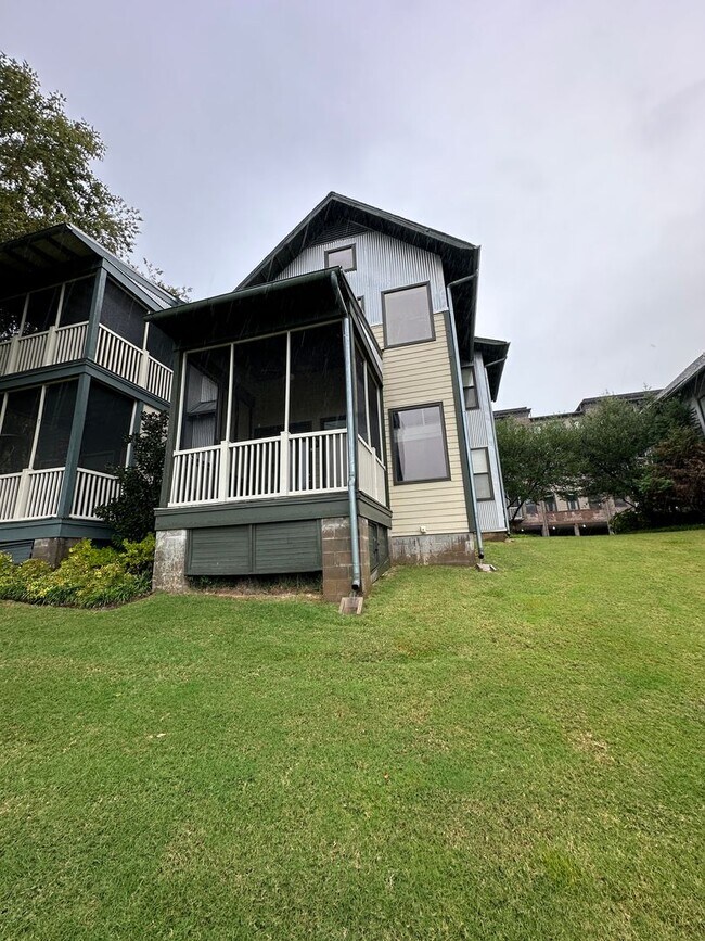 Foto del edificio - The Excitement Of Downtown, And The Peace ...