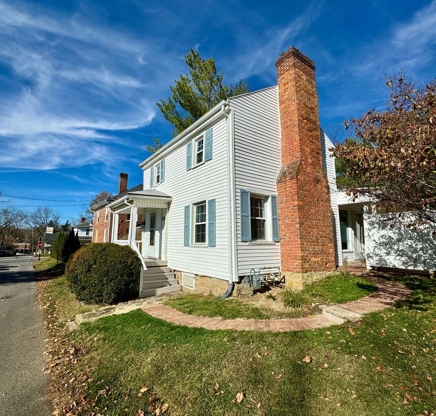 Foto principal - Historic Downtown Blacksburg Home