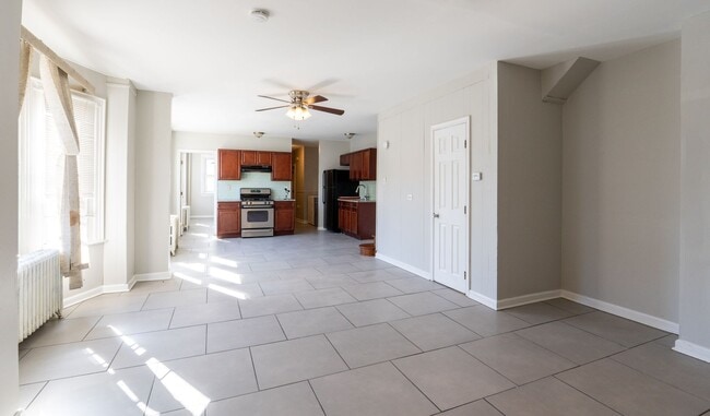 Foto del edificio - Large 5 bedroom, newly redone