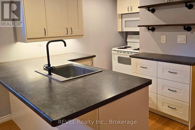 Building Photo - 33 Dundas Crescent