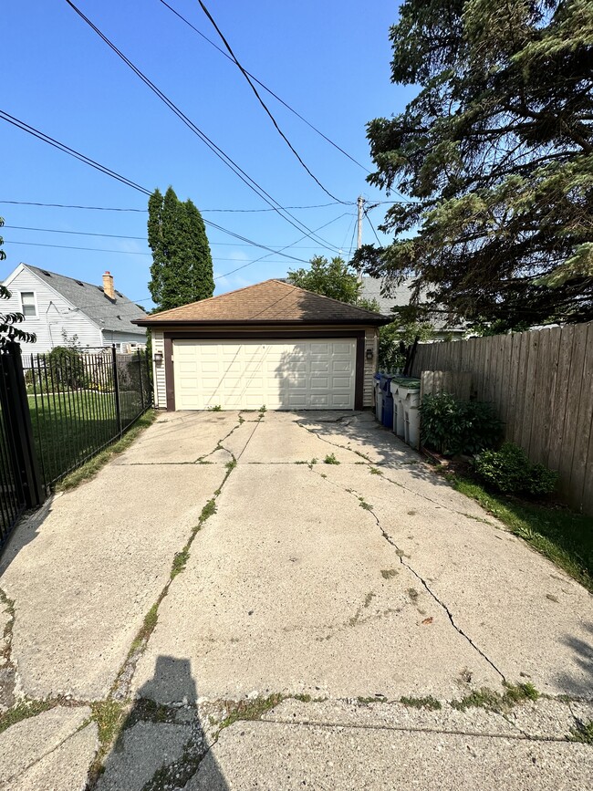 Cochera - 3508 S Pine Ave