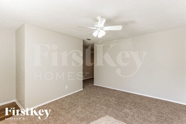 Foto del edificio - 7847 Robincreek Dr