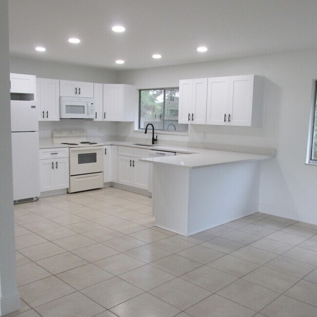 Foto del edificio - 2137 SE Dolphin Rd