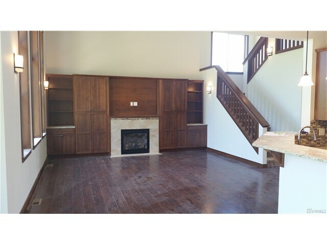 Building Photo - Spacious 3 Bedroom, 2.5 Bathroom Home with...