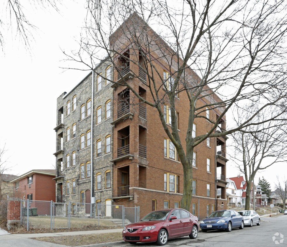 Building Photo - 2534-2536 W Wells St