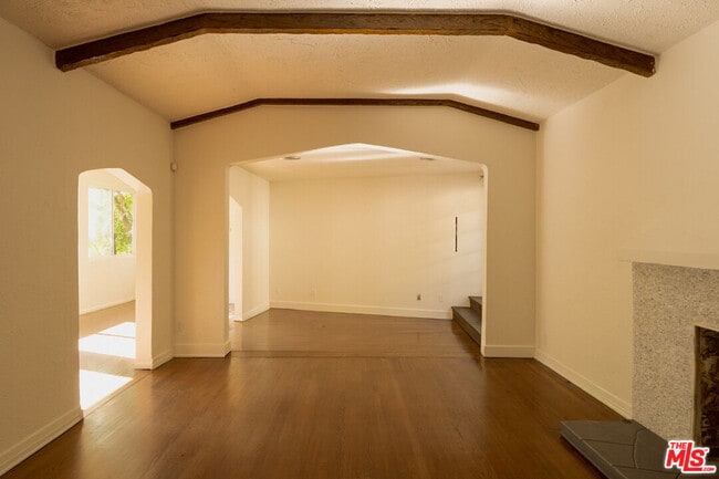 Building Photo - 2829 Beachwood Dr