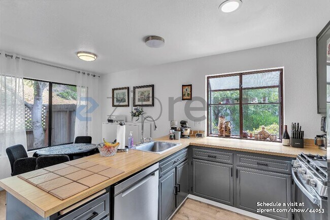 Building Photo - 2157 Clearview Cir