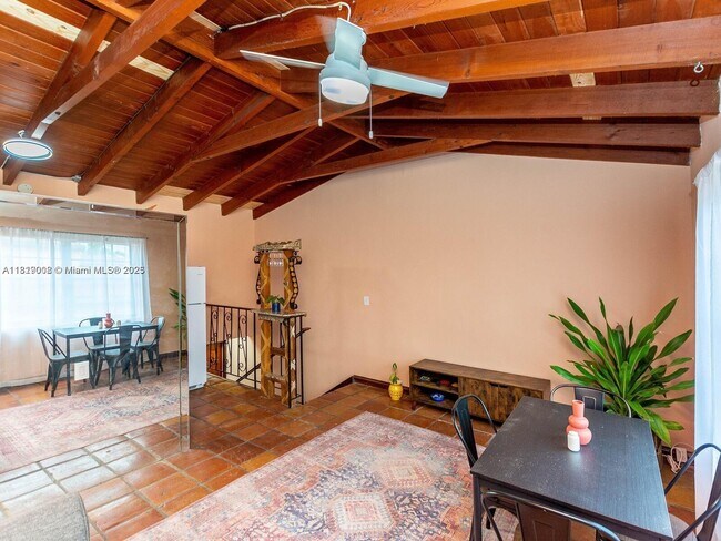 Foto del edificio - 3352 SW 6th St