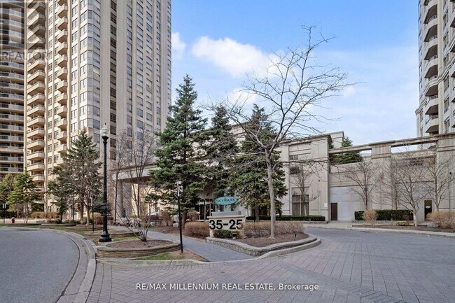 Building Photo - 25 Kingsbridge Garden Cir