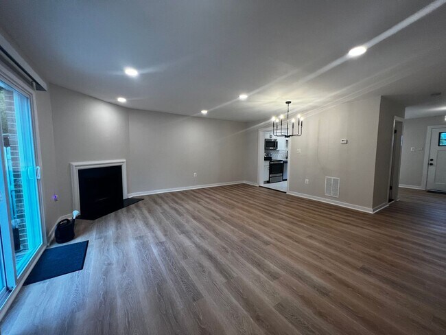 Foto del edificio - Newly Renovated 3 BR/3.5 BA Townhome in Di...