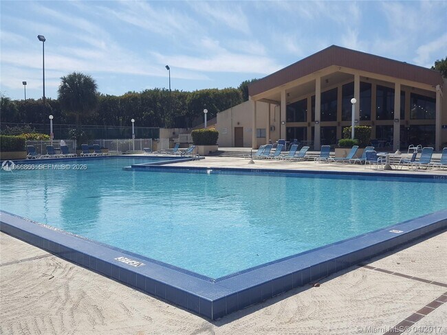 Foto del edificio - 14601 N Kendall Dr