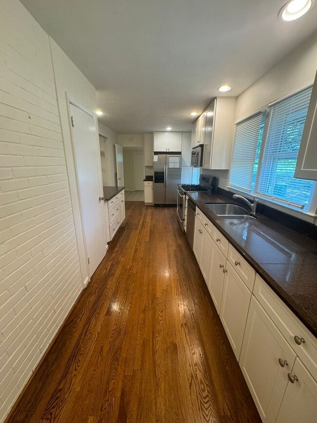 Building Photo - Cute 3 Bedroom House on Hardin Dr.!