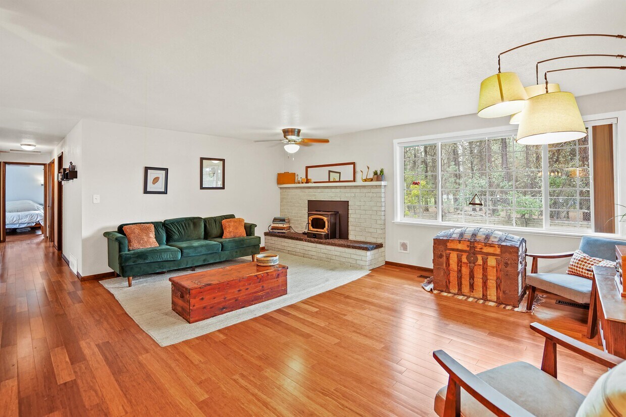 Primary Photo - 225 W Alderwood Ave