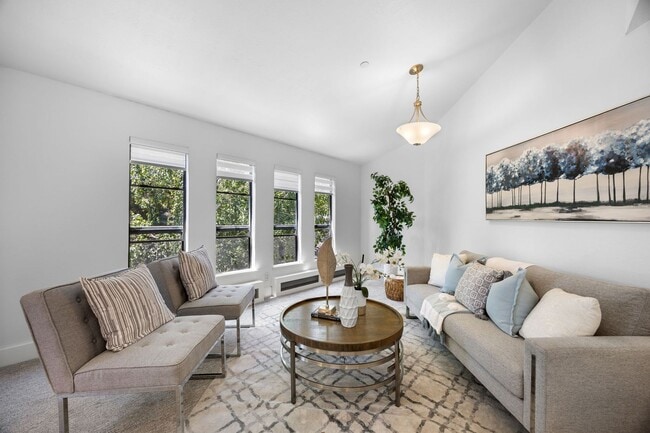 Building Photo - Bright & Spacious 2 Bedroom, 2 Bath Apartment in Fremont!