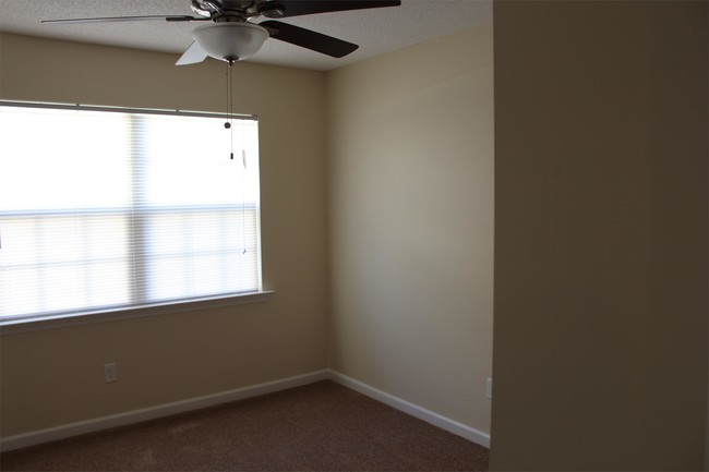Building Photo - 1404 Greenbrier Ct