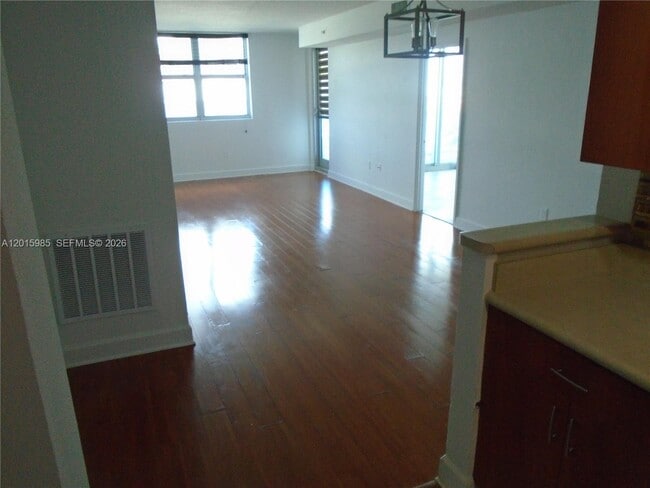 Foto del edificio - 7501 E Treasure Dr