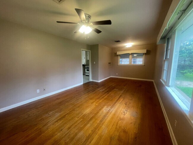 Building Photo - Must See! Welcoming Home In Waller Subdivison