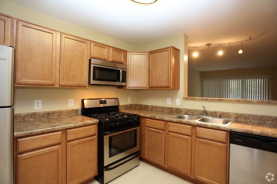 Pooks Hill Tower & Court