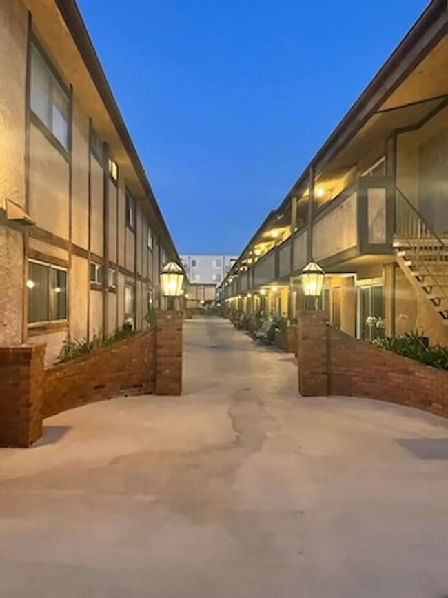 Building Photo - 5500 Lindley Ave