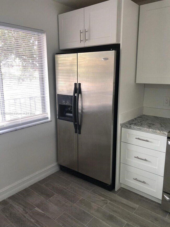 Foto del edificio - 8550 N Sherman Cir