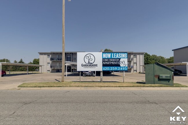 Edificio A y letrero - Garden Grove Apartments