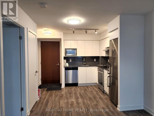 Building Photo - 120 Varna Dr