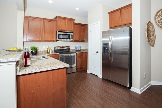 Foto del edificio - Just Listed! 3-Bedroom Townhome in East Ra...