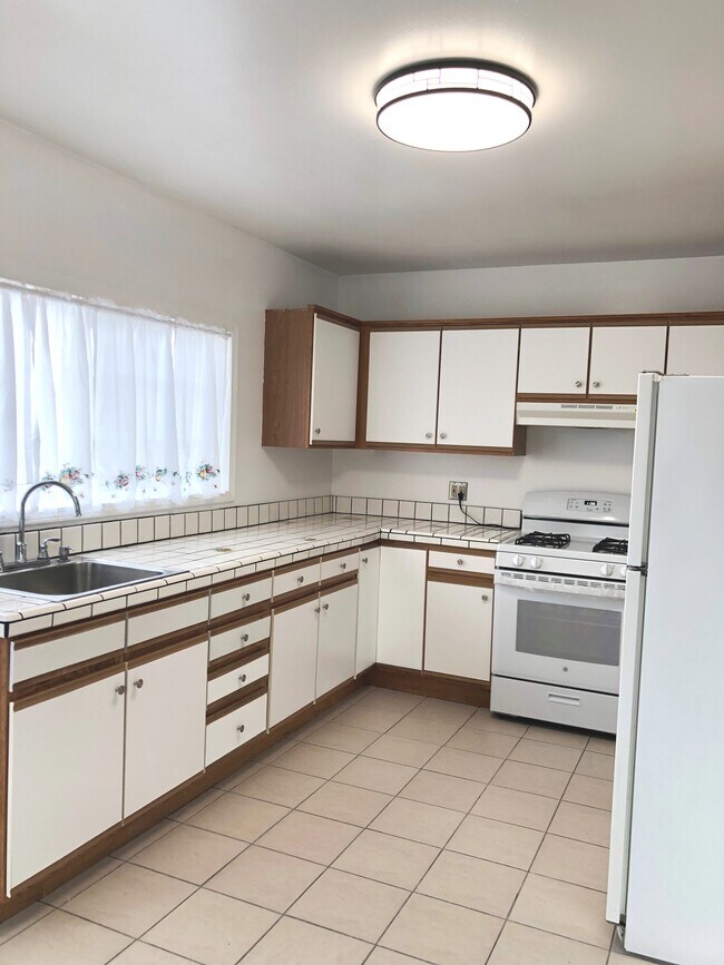 Kitchen - 500 San Antonio Ave