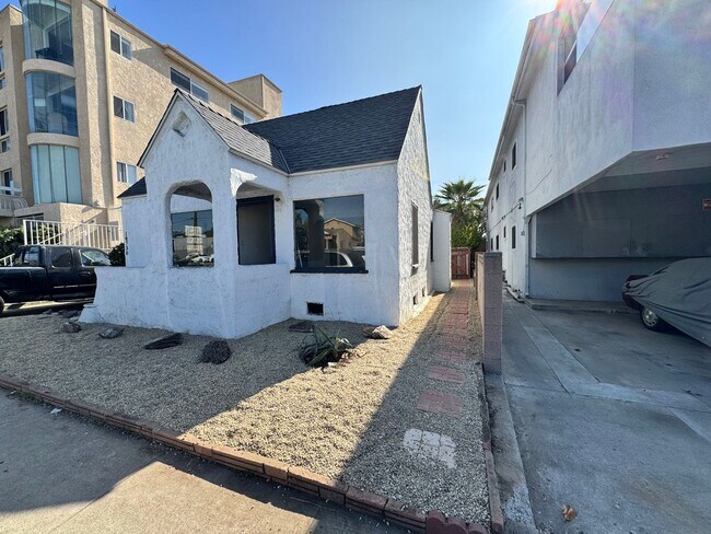 Building Photo - Two Bedroom Front House near Westside Village