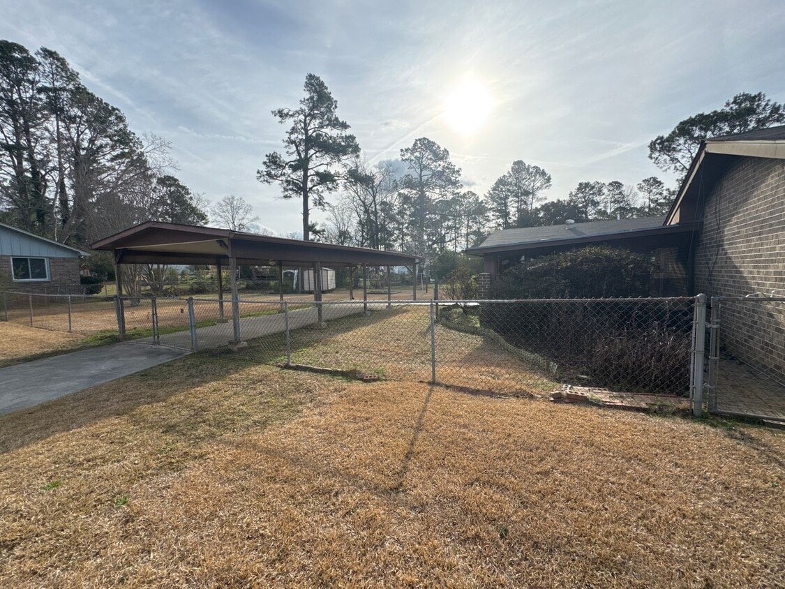 Building Photo - Spacious rental available, just off Berckm...