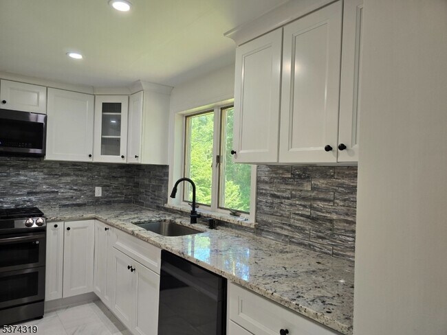 Building Photo - 3462 Valley Rd