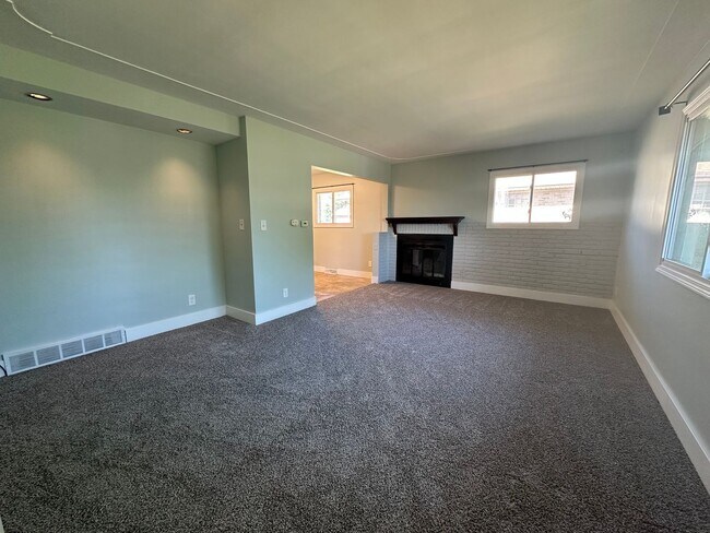 Foto del edificio - Three Bedroom Single Family Home on NW Side!