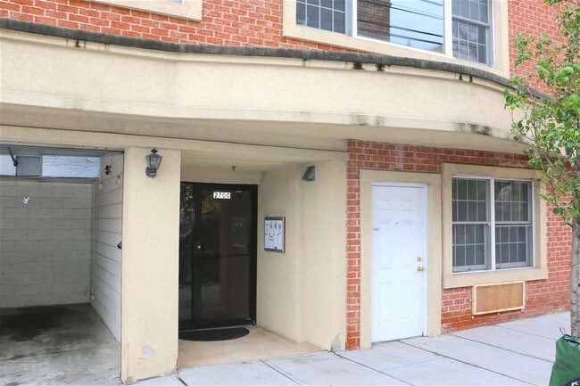 Building Photo - 2700 Summit Ave