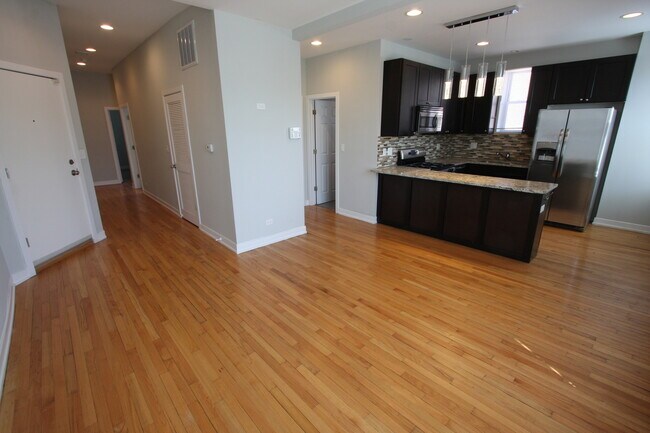 Foto del edificio - 913 S Western Ave