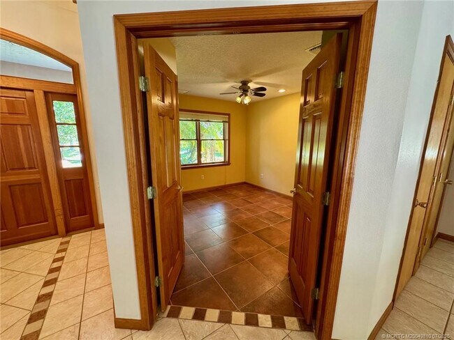Foto del edificio - 4881 SW Lake Grove Cir
