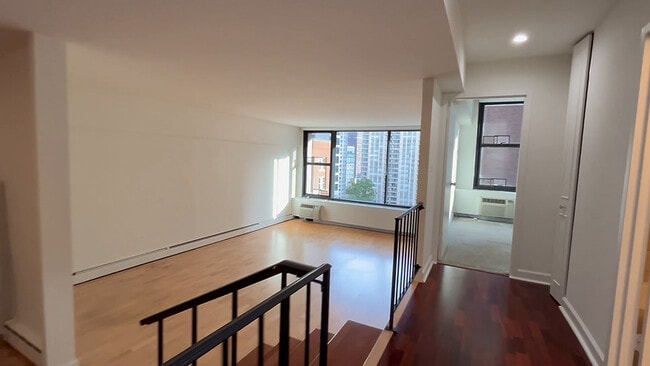 Photo - 833 N Dearborn St Apartment