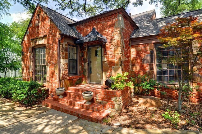 Building Photo - 3197 Westcliff Rd W