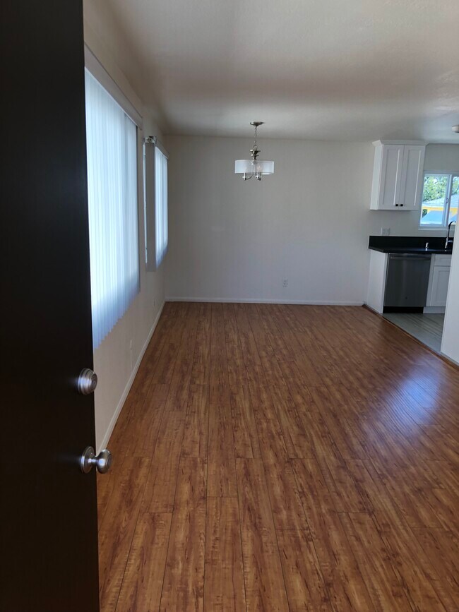 Building Photo - 714 E Magnolia Blvd